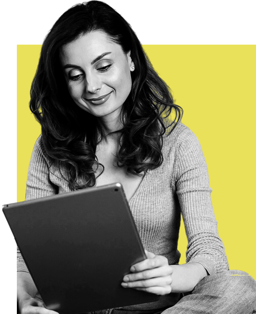 Mulher olhando notebook